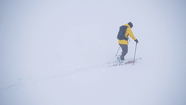 活跃的运动员滑雪板旅行在极端天气冬季的一天视频素材