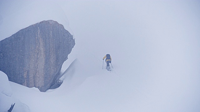 爬上白雪覆盖的山视频素材