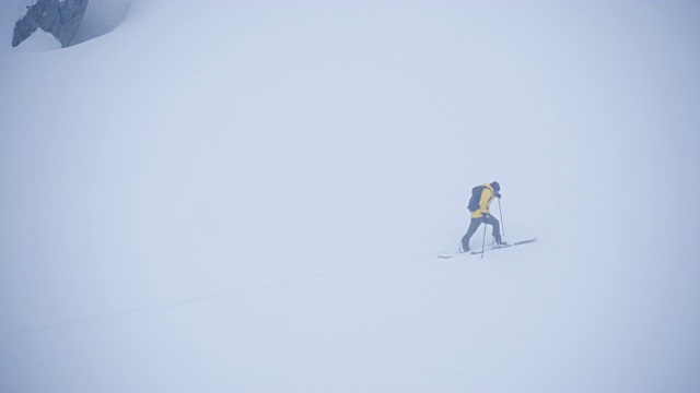 在阿尔卑斯山乡村滑雪旅游视频素材