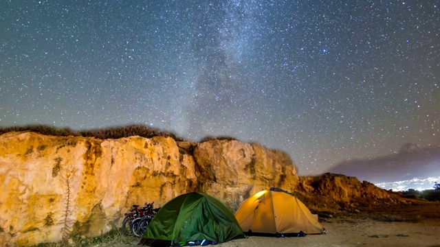 星空下的旅游营地，夜游时光流逝的景象视频素材