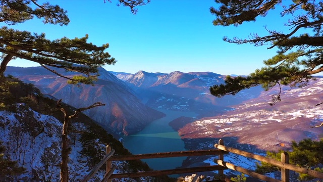 从Banjska Stena在峡谷河德里纳的观点视频素材