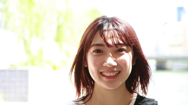 戴着防护面罩的亚洲妇女视频素材画面2