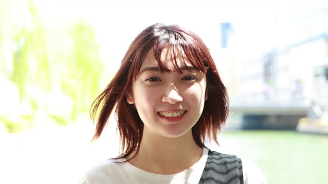戴着防护面罩的亚洲妇女视频素材画面3
