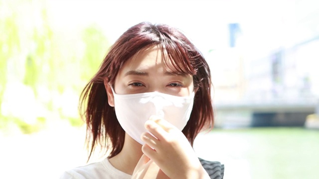 戴着防护面罩的亚洲妇女视频素材画面4