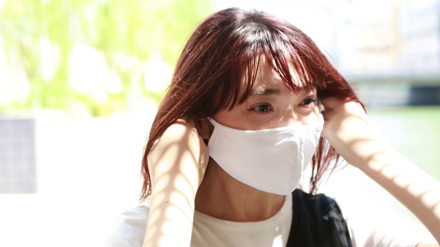 戴着防护面罩的亚洲妇女视频素材画面2