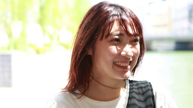 戴着防护面罩的亚洲妇女视频素材画面3