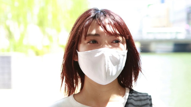 戴着防护面罩的亚洲妇女视频素材画面4