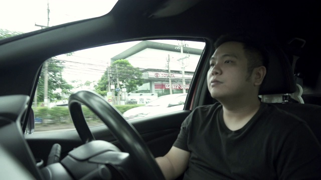 开车的男人。视频素材画面1