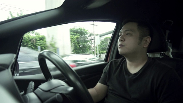 开车的男人。视频素材画面4