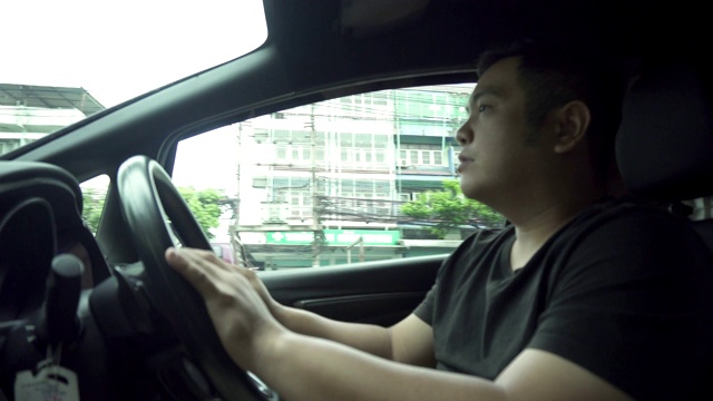 清晨开车去城市。视频素材画面1