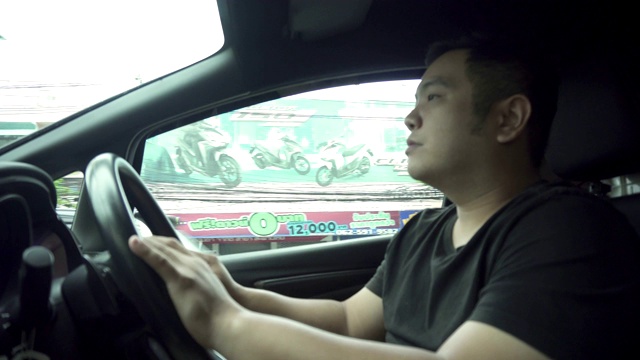 清晨开车去城市。视频素材画面2