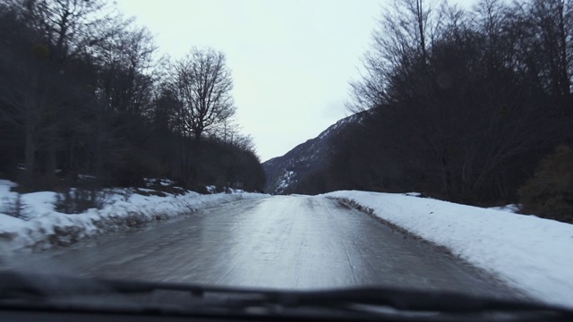 在火地岛公路上的汽车内景，靠近乌斯怀亚，阿根廷。视频素材