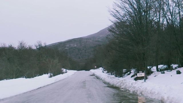 在火地岛公路上的汽车内景，靠近乌斯怀亚，阿根廷。视频素材