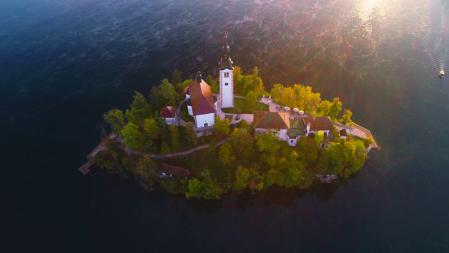 布莱德湖，Sloveniа，圣母升天教堂上空壮观的日落。视频素材