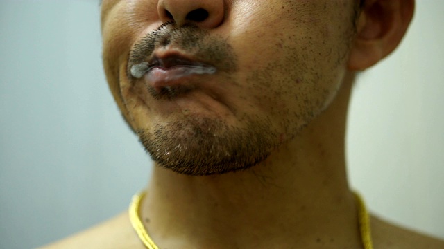 男人在刷牙视频素材画面1