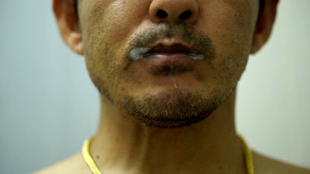 男人在刷牙视频素材画面3