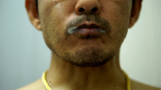 男人在刷牙视频素材画面4