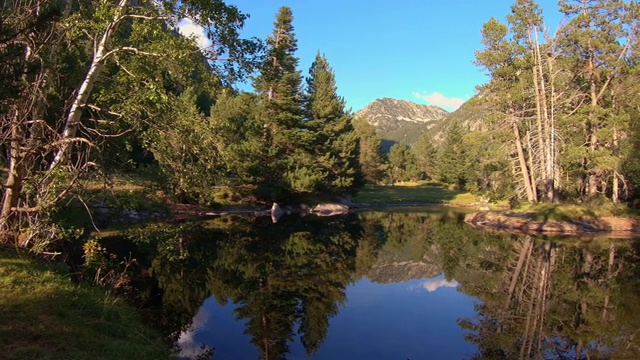 美丽的比利牛斯山景观，美丽的湖泊，清澈的水来自西班牙，加泰罗尼亚。Aigues Tortes - Sant Maurici自然公园视频素材