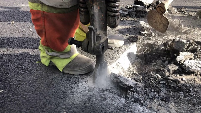 铲运机破坏沥青路面视频素材