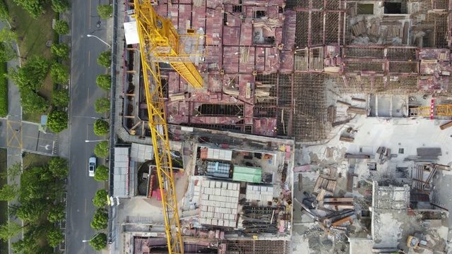 建筑工地鸟瞰图。起重机工业机器和工人视频素材