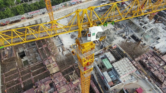 建筑工地鸟瞰图。中梢起重机工作视频素材