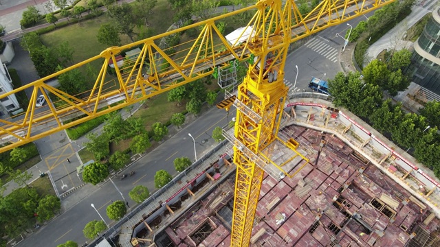 建筑工地鸟瞰图。中梢起重机工作视频素材