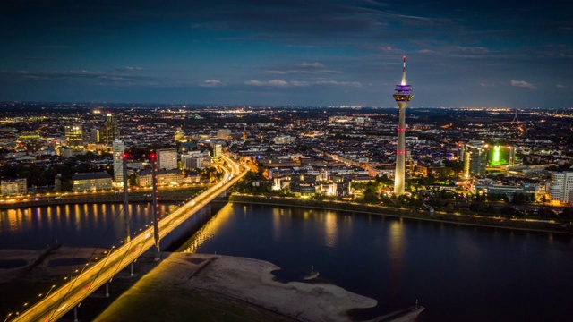 Düsseldorf城市夜景-空中Hyperlapse视频素材