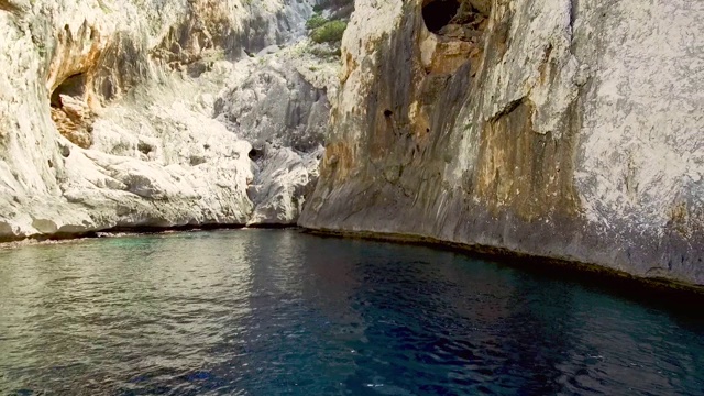 波图Cuau - Capo Monte Santo, Orosei海湾- Sardinia视频素材