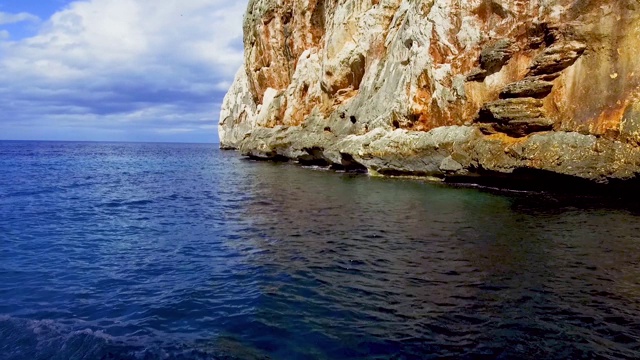 波图Cuau - Capo Monte Santo, Orosei海湾- Sardinia视频素材