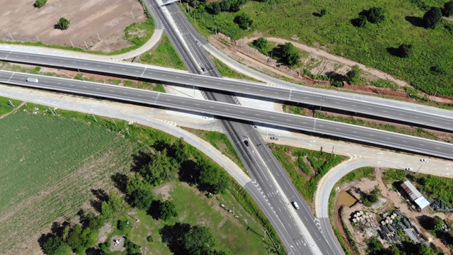 高角度视角的公路风景景观，鸟瞰图的交叉道路在农村，为旅游和交通的概念视频素材