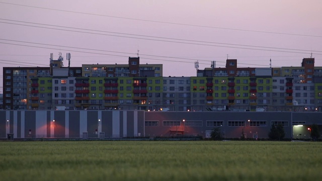 住宅楼里住着人。晚上自我隔离的房子视频素材