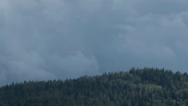 雨云从山后掠过视频下载