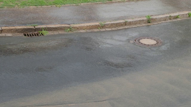 雨水顺着街道流淌视频下载