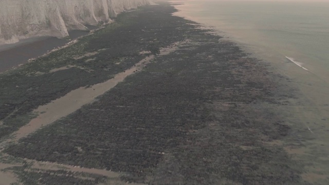 日落时分，英格兰南唐斯国家公园的白色白垩峭壁上的七姐妹。空中无人机视图视频素材