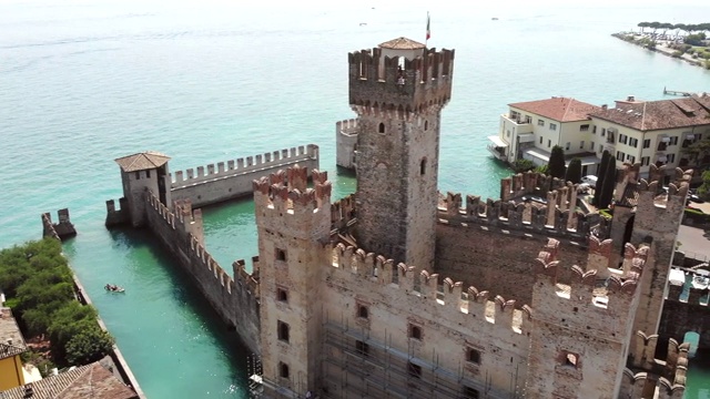 斯卡利格城堡无人机鸟瞰图(Sirmione，意大利)视频素材