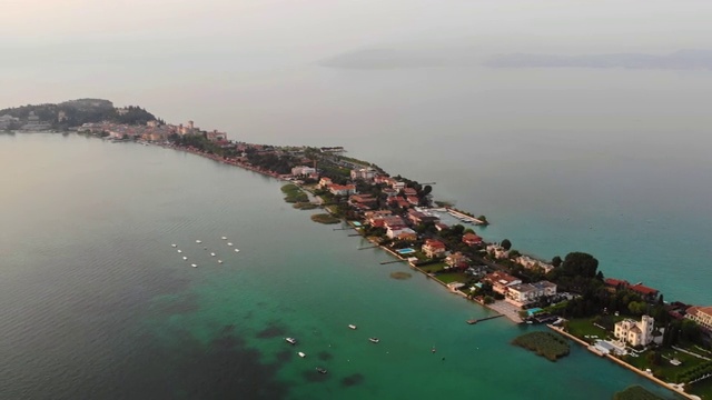 半岛小镇鸟瞰图(Sirmione，意大利)视频素材