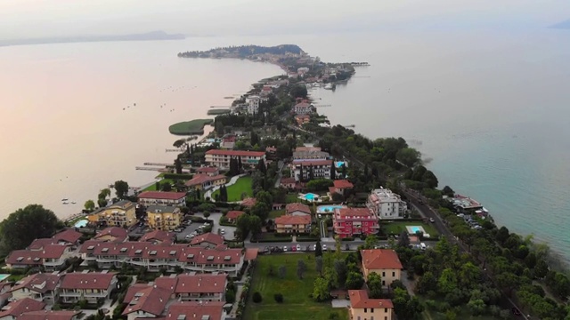 半岛小镇鸟瞰图(Sirmione，意大利)视频素材