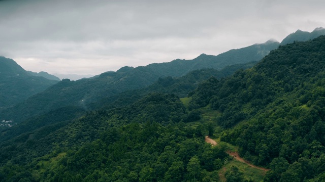 中国陕西秦岭山景鸟瞰图。视频素材