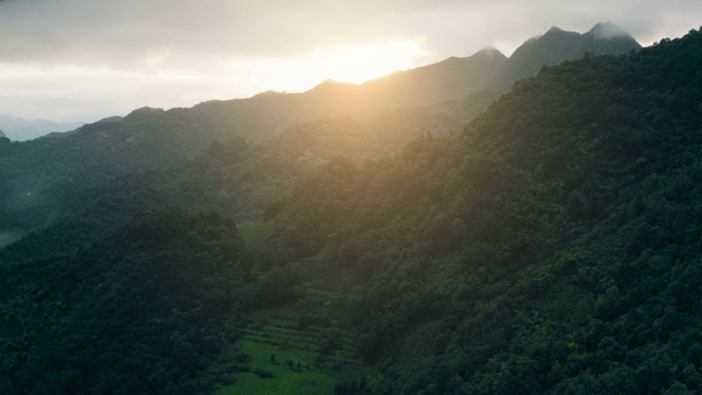 中国陕西秦岭山景鸟瞰图。视频素材