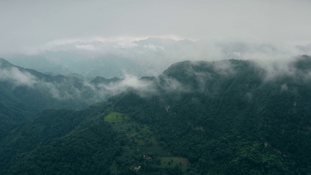 中国陕西秦岭山景鸟瞰图。视频素材