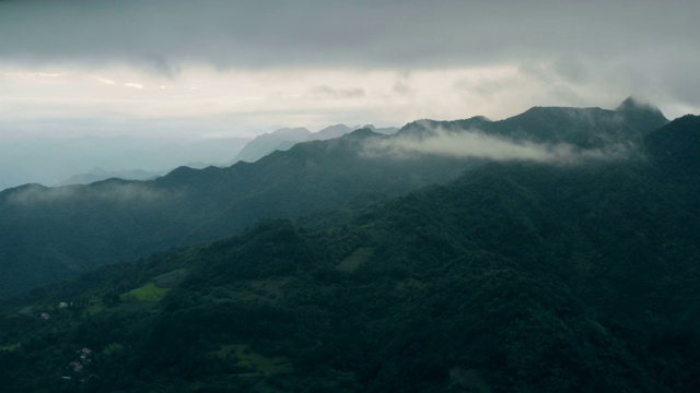 中国陕西秦岭山景鸟瞰图。视频素材