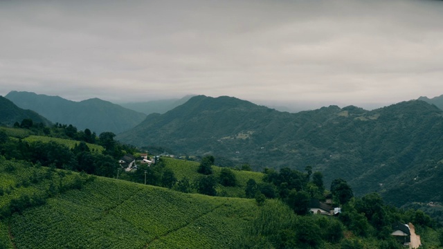 中国陕西秦岭山景鸟瞰图。视频素材