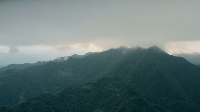 中国陕西秦岭山景鸟瞰图。视频素材