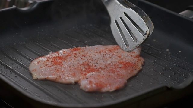 专业厨师烤鸡柳。慢动作视频素材