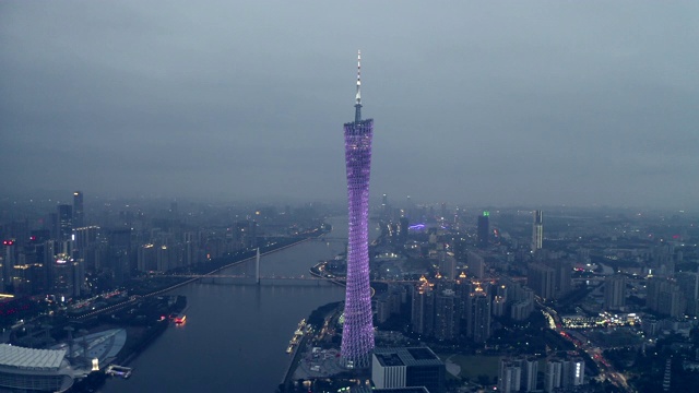 广东塔夜景的正面角度拍摄视频素材画面1