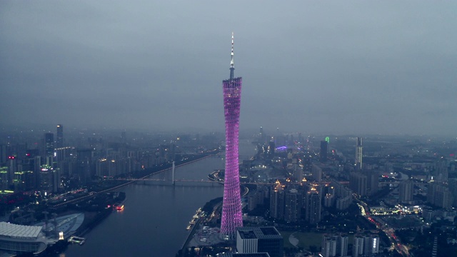 广东塔夜景的正面角度拍摄视频素材画面2