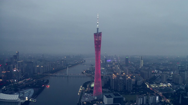 广东塔夜景的正面角度拍摄视频素材画面3