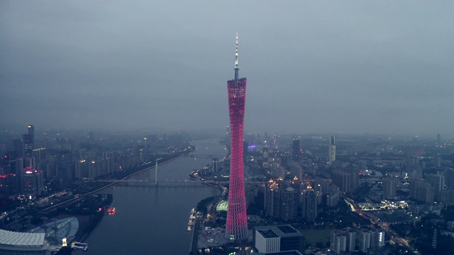 广东塔夜景的正面角度拍摄视频素材画面4