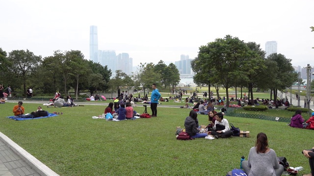 香港，城市公园，人们休息。视频素材画面2