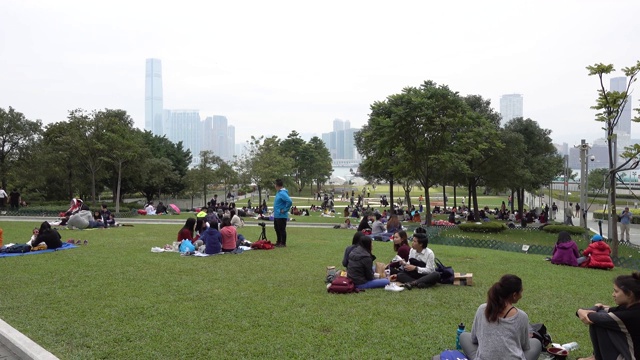 香港，城市公园，人们休息。视频素材画面3